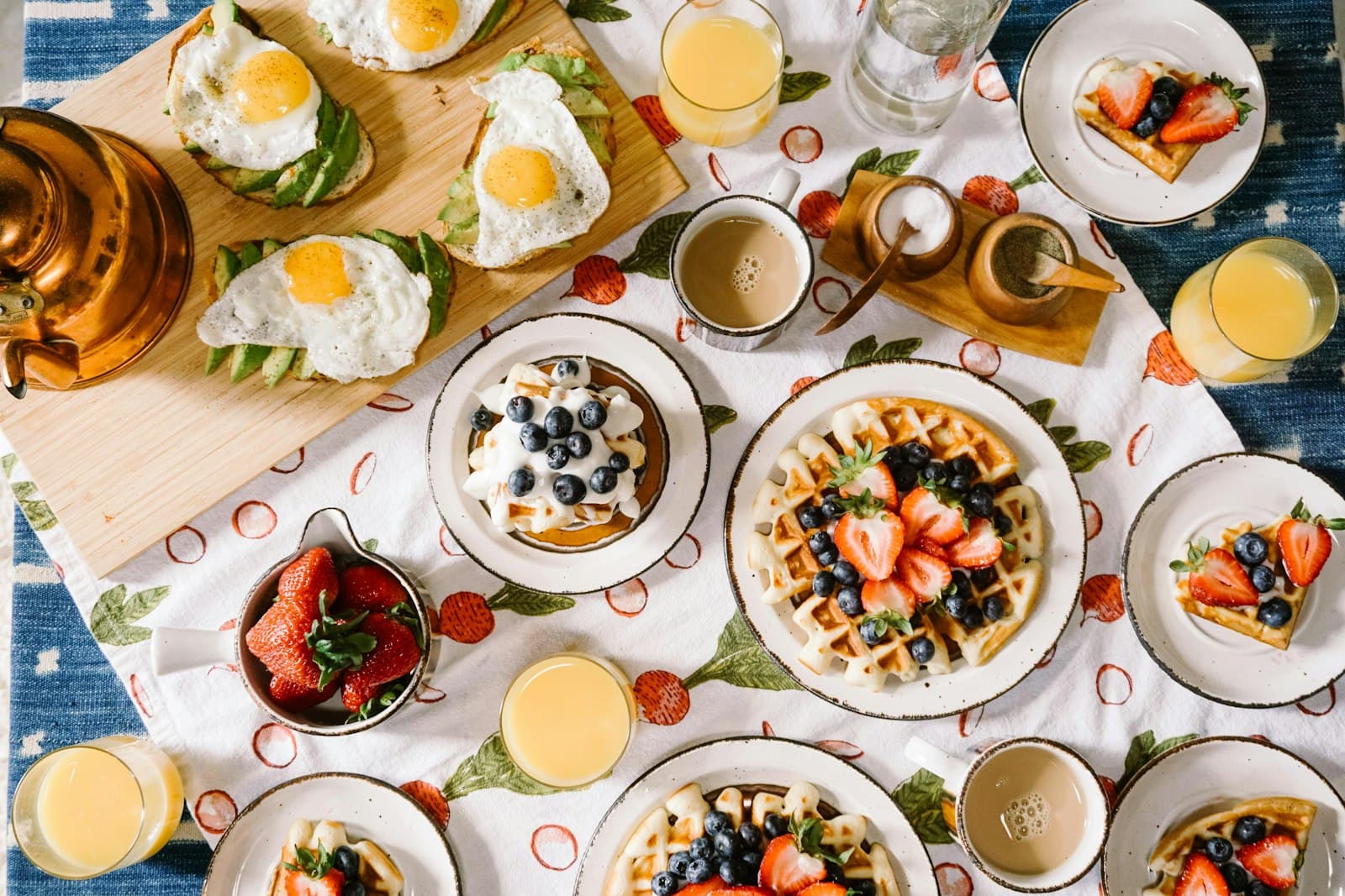 Mesa de desayuno con platillos variados