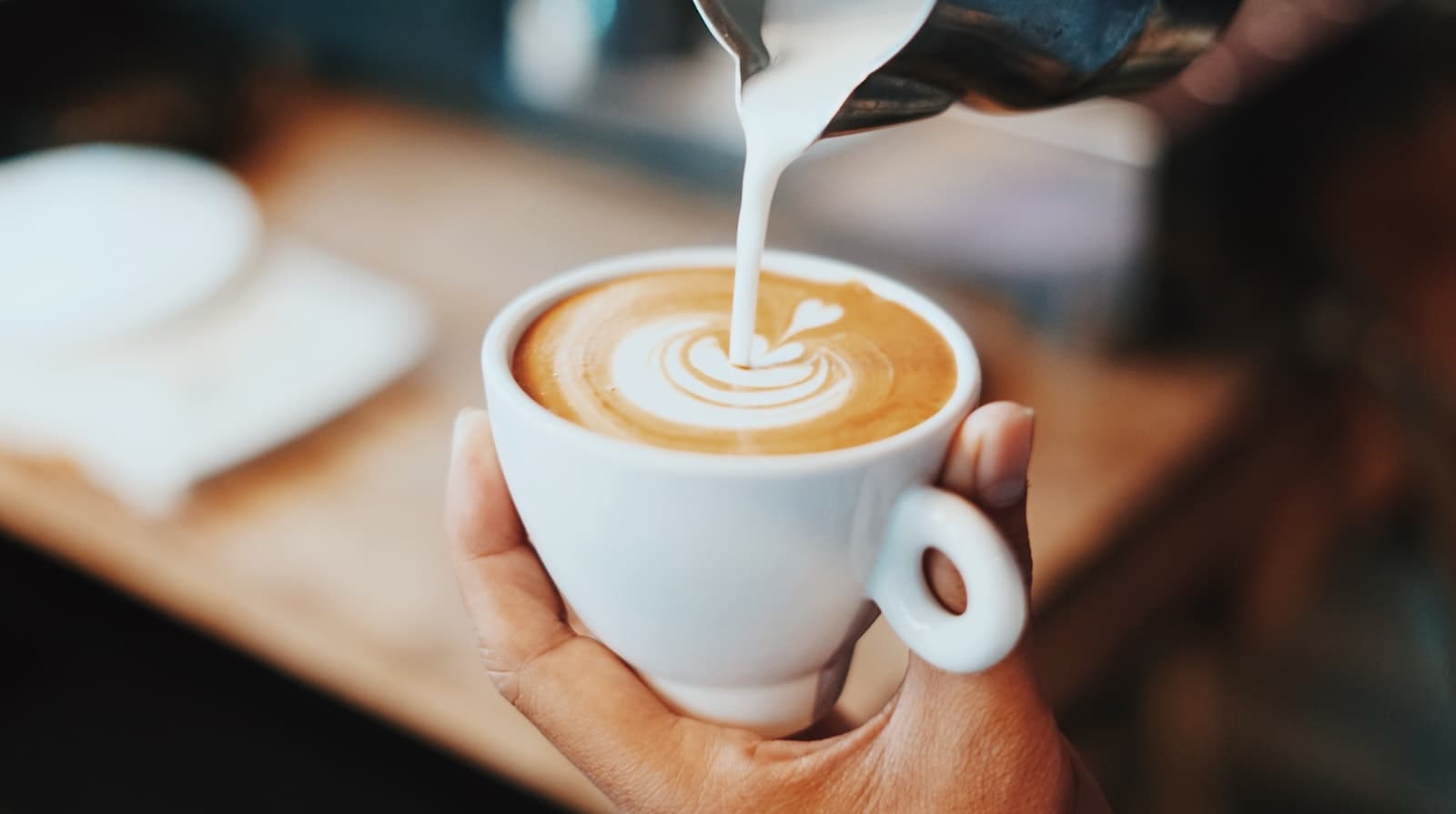 Latte con corazón dibujado en la espuma